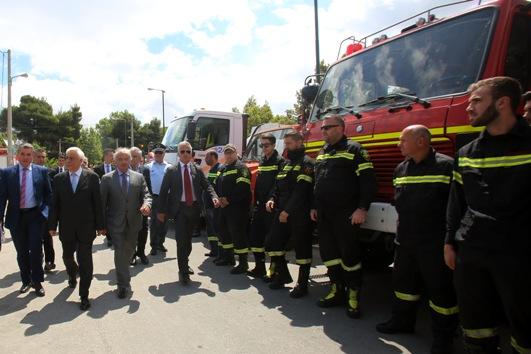 Ο Πρόεδρος της Δημοκρατίας Προκόπης Παυλόπουλος (2Α) συνοδευόμενος από τον δήμαρχο Πεντέλης Δημήτρη Στεργίου (3Α) συνομιλεί με πυροσβέστες κατά την διάρκεια της εκδήλωσης των Εθελοντικών Οργανώσεων και Πυροσβεστικών τμημάτων: «Αντιπυρική Περίοδος 2016», στην κεντρική πλατεία Αγίας Τριάδος στην Πεντέλης, Τετάρτη 18 Μαΐου 2016. ΑΠΕ-ΜΠΕ/ΑΠΕ-ΜΠΕ/ΑΛΕΞΑΝΔΡΟΣ ΒΛΑΧΟΣ